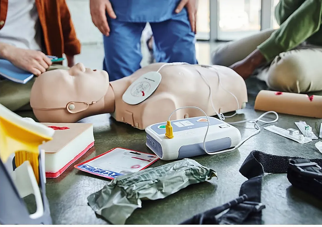 Práctica de RCP y DEA con maniquí